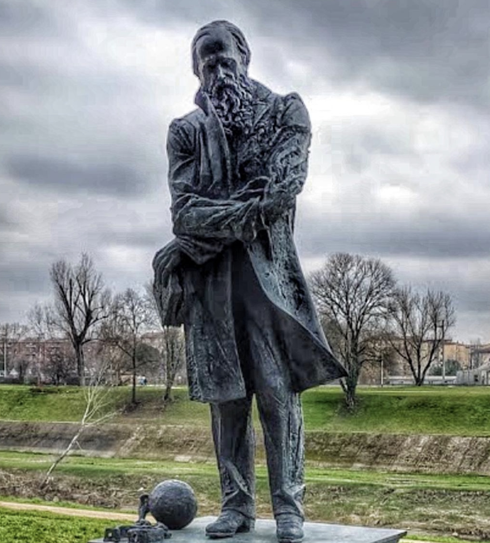 Firenze. Statua di Fëdor Dostoevskij al parco delle Cascine, 2022