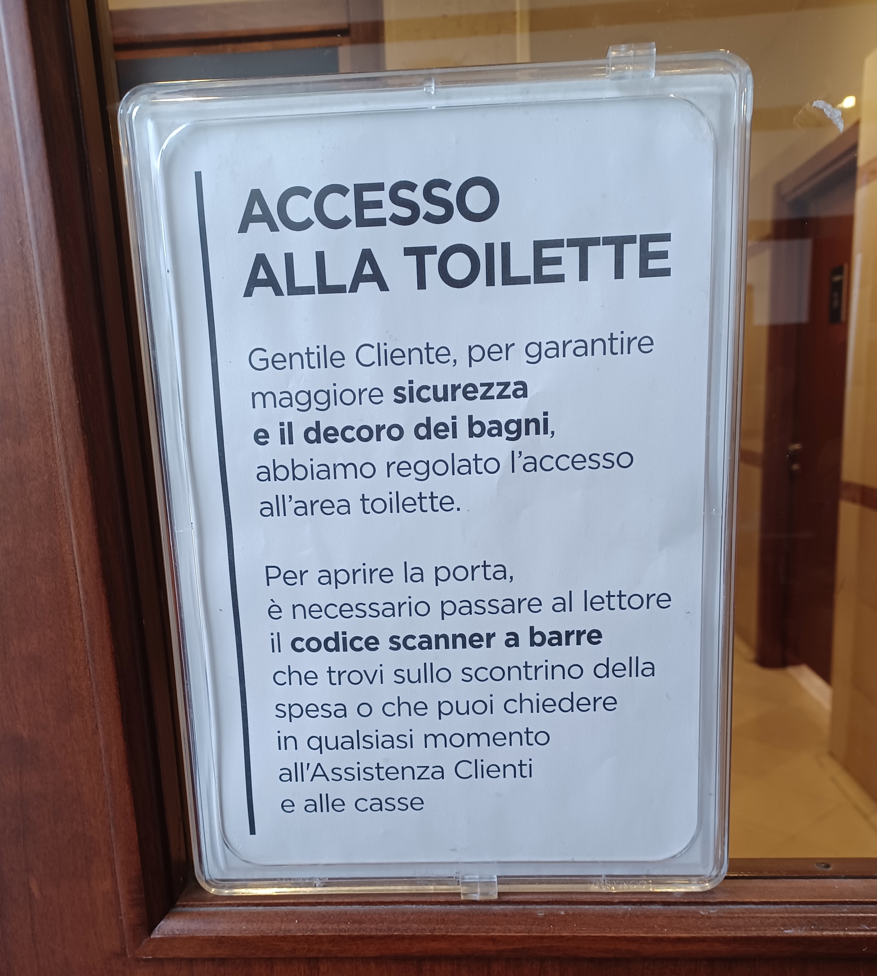Firenze aprile 2025. Accesso ai bagni del bottegone Esselunga. Firenze aprile 2025. Accesso ai bagni del bottegone Esselunga.